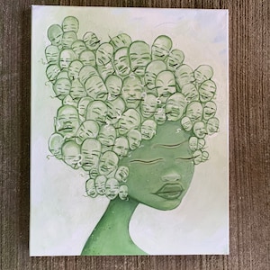 Könnte beinhalten: Ein grün getöntes Gemälde auf Leinwand zeigt das Profil einer Frau mit geschlossenen Augen. Ihr Haar besteht aus zahlreichen kleinen, lächelnden Gesichtern. Das Kunstwerk hat eine weiche, traumhafte Qualität, mit einer gedämpften Farbpalette und einem Fokus auf den ruhigen Ausdruck der Frau.