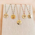 Collier personnalisé médaille coloris or, or rose ou argent, chaine boules émail, bijou personnalisé avec gravure de prénom date pour maman product logo