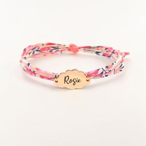 Bracelet liberty personnalisé avec médaille gravée prénom, bijou enfant ou maman en tissu Liberty, idée cadeau personnalisé fête des mères