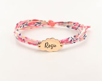 Bracelet liberty personnalisé avec médaille gravée prénom, bijou enfant ou maman en tissu Liberty, idée cadeau personnalisé fête des mères