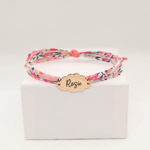 Bracelet liberty personnalisé avec médaille gravée pour maman et enfant cadeau unique fait main en cordon tissu Liberty of London