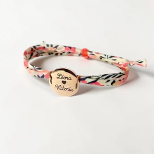 Bracelet liberty gravé personnalisé Maman ou enfant, Bracelet Liberty of London avec médaille gravée, cadeau fête des mères, bijou prénom