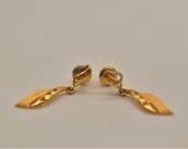 Look at these beautiful 22k, 3.3g,  yellow gold dangle earrings