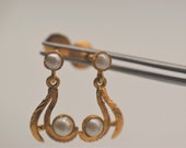 Dangle style 22k, 3.2g, yellow gold pearl earrings.