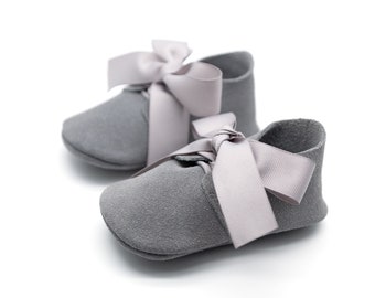 Gray baby shoes, baby moccasins, crib shoes, baby shoes, baby shower gift, baby booties, 1st birthday outfit, birthday gift, toddler shoes