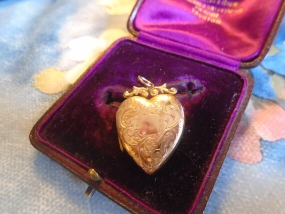 ANTIQUE VICTORIAN ENGRAVED Heart Locket 9ct B&Fron