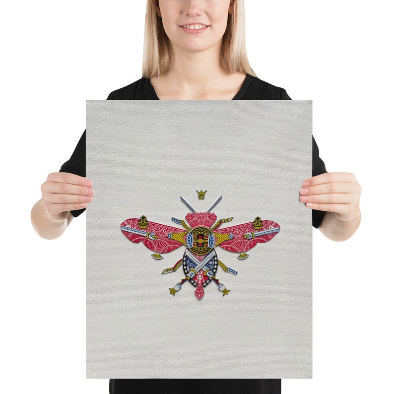 Puede incluir: Un p&oacute;ster con una abeja hecha de cartas de juego. La abeja es roja, dorada y azul con una corona en la cabeza. La abeja est&aacute; rodeada de un fondo blanco.