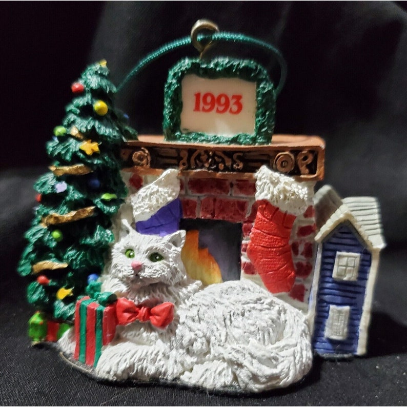 Vtg 1993 Fancy Feast Christmas Ornament White Resin Cats in Front of