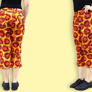 Puede incluir: Un pantal&oacute;n corto con fondo amarillo y estampado floral abstracto rojo y naranja.