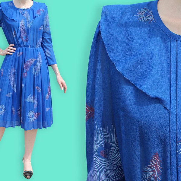 Robe de secrétaire imprimée plumes de paon bleu électrique des années 80 - Robe en mousseline mi-longue à plis accordéon - Robe de fille de travail transparente - Col à volants