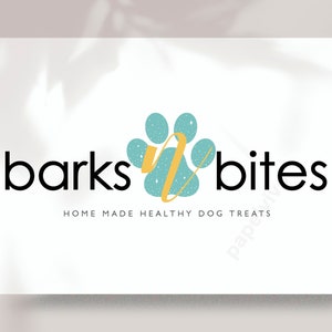 Puede incluir: Un logotipo para una empresa de golosinas para perros llamada "barks 'n' bites". El logotipo presenta una huella de pata azul con una "n" amarilla en el centro. El texto "HOME MADE HEALTHY DOG TREATS" está debajo de la huella de pata.