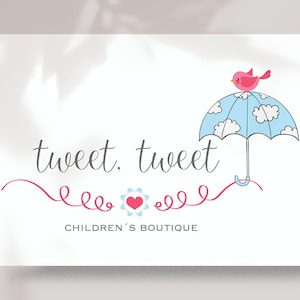 Könnte beinhalten: Ein Logo für eine Kinderboutique namens "tweet. tweet" mit einem rosa Vogel, der auf einem blauen Regenschirm mit weißen Wolken sitzt. Das Logo hat ein rotes Herz mit einem blauen Blumenmuster und einem roten Band.
