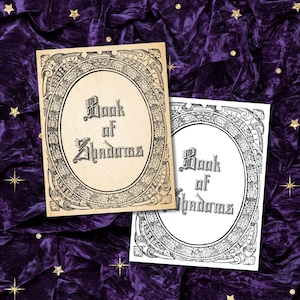 Könnte beinhalten: Zwei rechteckige Papierdrucke mit dem Text Book of Shadows in einer gotischen Schriftart, zentriert in einem verzierten, detaillierten ovalen Rahmen. Ein Druck hat einen beigen, gealterten Papierhintergrund, der andere einen rein weißen.