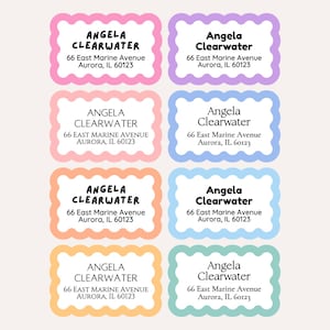 Könnte beinhalten: Ein Bogen mit acht rechteckigen Adressaufklebern mit gewelltem Rand in verschiedenen Pastellfarben wie Rosa, Lila, Pfirsich, Orange, Blau und Türkis. Jedes Etikett enthält den gedruckten Text Angela Clearwater, 66 East Marine Avenue, Aurora, IL 60123.