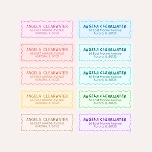 Könnte beinhalten: Zehn rechteckige Adressaufkleber mit gewelltem Rand, angeordnet in zwei Spalten. Jedes Etikett enthält den Text ANGELA CLEARWATER, 66 EAST MARINE AVENUE, AURORA, IL 60123 in verschiedenen Farben wie Pink, Blau, Orange, Gelb, Braun, Grün und Lila.