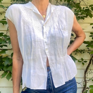 1950s Italian Linen Embroidered Cap Sleeve Blouse. L