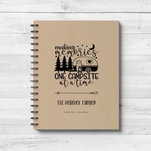 Peut inclure: Un journal de camping marron avec une illustration en noir et blanc d'un camping-car, d'arbres et le texte "making memories one campsite at a time". Le journal porte également le texte "The Poridge Family Camping Journal".