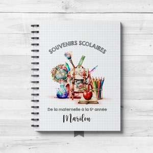 Peut inclure: Un carnet blanc avec une reliure spirale. La couverture présente une illustration aquarelle d'un sac à dos, d'un globe terrestre, de crayons et d'une pomme. Le texte sur la couverture est "SOUVENIRS SCOLAIRES De la maternelle a la 6e annee Marilou".