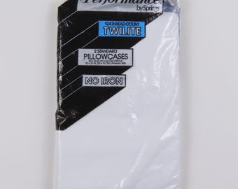 Vintage Performance by Springs set of 2 standard pillowcases -new in package
