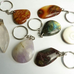 Llavero de piedras preciosas pulido OOAK cristal perforado pulido a mano en llavero de metal plateado, cristales del Reino Unido, gran regalo, carneliano, amatista, jasper