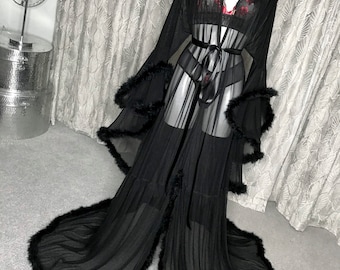 Bata de malla con ribete de plumas negras, estilo boudoir de Hollywood.