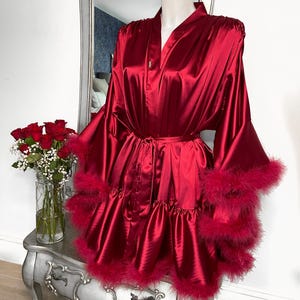 Karmosinröd satinmorgonrock: Fjäderdetaljer, vintage Hollywood-stil