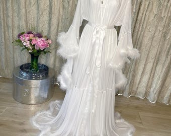 Gewaad met witte verenrand: vintage bruidsboudoirgewaad in Hollywood-stijl