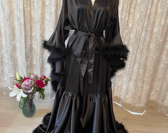 Bata de plumas de satén negro hecha a mano: Vestido de novia gótico de estilo boudoir inspirado en Hollywood