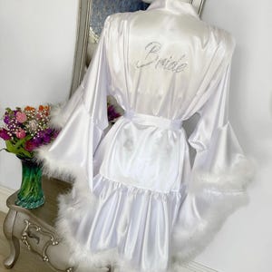 Bata de novia personalizada con diamantes de imitación: ribete de plumas de satén blanco, estilo vintage Hollywood