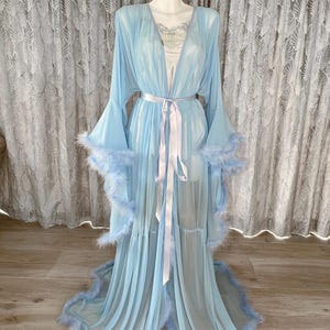 Blå nätbadrock med fjäderkant: Brudboudoir i vintagestil i Hollywood