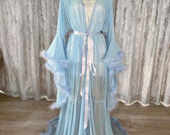 Bata de malla azul con ribete de plumas: Tocador de novia estilo Hollywood vintage