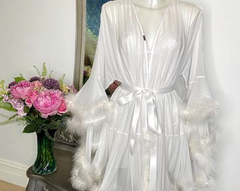 Krótki biały szlafrok ślubny z wysokiej jakości siateczki z piórami w stylu vintage inspirowanym Hollywood, sesja ślubna, przygotowania, szlafrok dla panny młodej, szlafrok buduarowy