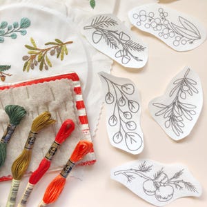 Stickmuster mit botanischen Zweigen – Stick-and-Stitch-Stickerei von Früchten und Pflanzen