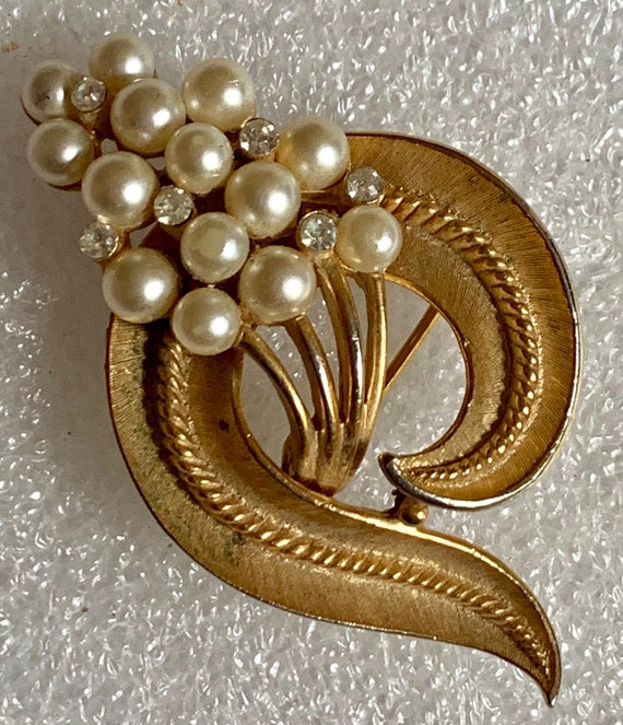 Vintage crown trifari brooch classic gold and pea… - image 1