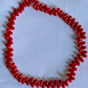 Rote Koralle tropfenförmig 16 ”schnur ca 90 Perlen 5 x 10 mm