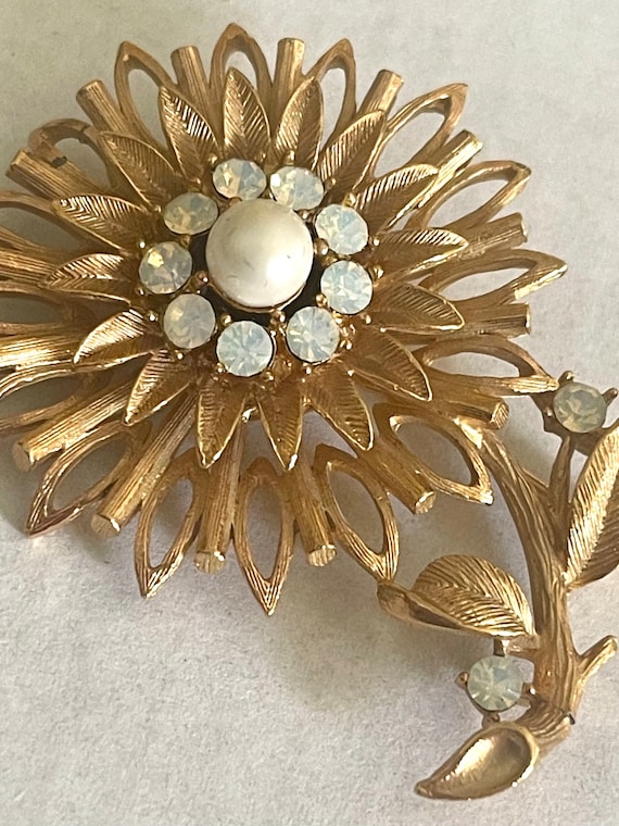 Vintage floral rhinestone brooch outstanding piece