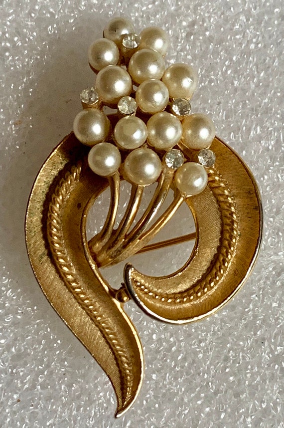 Vintage crown trifari brooch classic gold and pea… - image 2