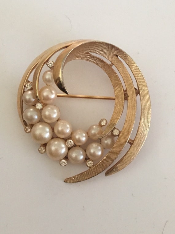 Vintage Crown Trifari gold & pearl brooch classic,