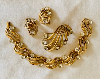 Crown Trifari jewelry set gold waves with rhinestones beautiful condition