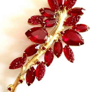 Vintage Juliana-broche van DeLizza & Elster voor verzamelobjecten met rood kristallen blad SPECTACULAIR!