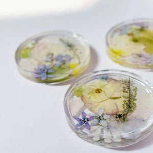 Wedding flower coasters, bouquet in resin, wedding flower preservation, resin coasters, bouquet preservation, wedding flowers in resin