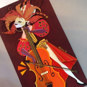 Pode incluir: Uma ilustração de papel de um bufão tocando um violoncelo. O bufão está vestindo um traje vermelho e dourado com uma máscara e um chapéu de penas. O violoncelo é laranja e marrom com cordas douradas. O fundo é vermelho escuro.