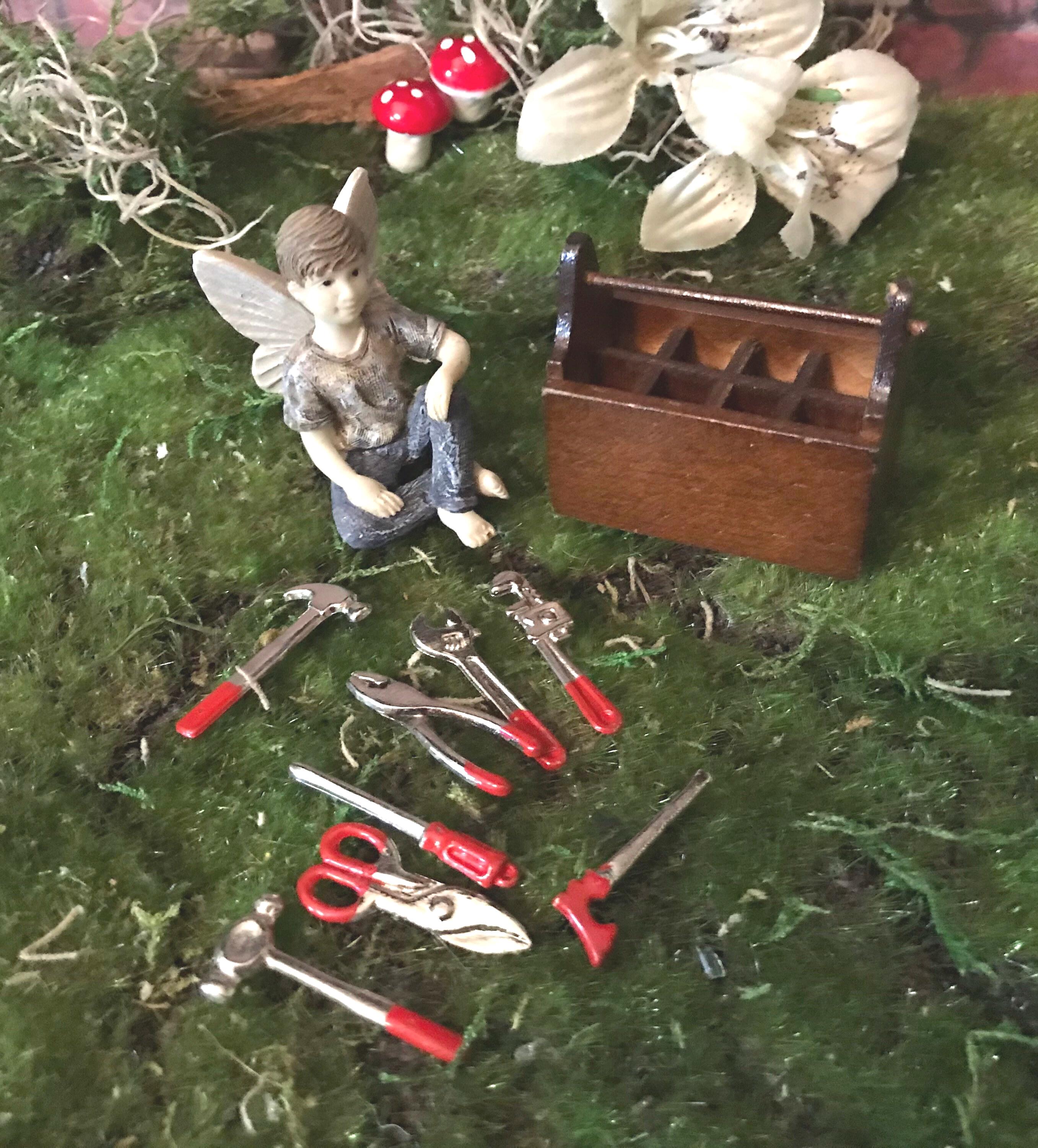 Miniatur Werkzeugkasten 1:12 – 12-teiliges Puppenhaus-Zubehör Mit Werkzeugen & Gartengeräten