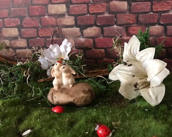 Deux adorables lapins Fairy Garden Bunny sur pierre s'embrassant et s'aimant si doucement