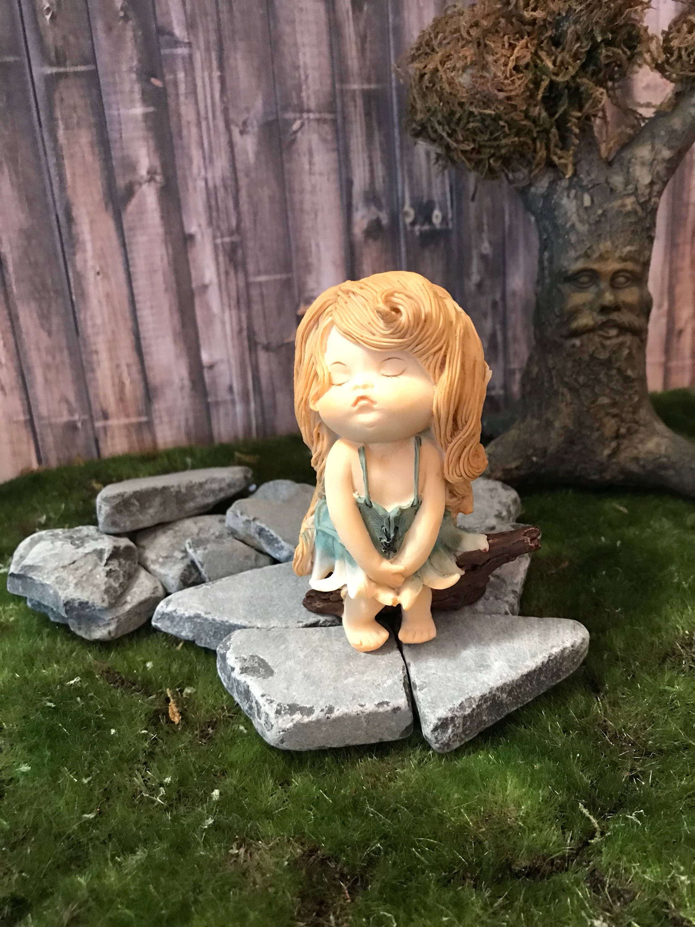 甘くて生意気な小さな妖精の置物、ふっくらとした頬の妖精の女の子