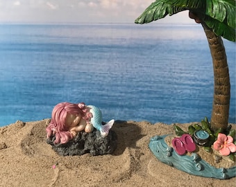 かわいいミニチュア人魚、ピンクの流れるような髪の妖精の庭の人魚、ミニチュアビーチの航海のミニチュアガーデンの人魚、眠っている人魚