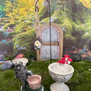 Set di 3 Fairy garden, forniture da giardino in miniatura include pompa dell&#39;acqua vecchio stile, bagno da bagno e casetta per uccelli sul gancio