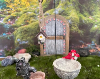 Set van 3 Fairy tuin, miniatuur tuinbenodigdheden inclusief ouderwetse waterpomp, bad bad en vogelhuis aan haak