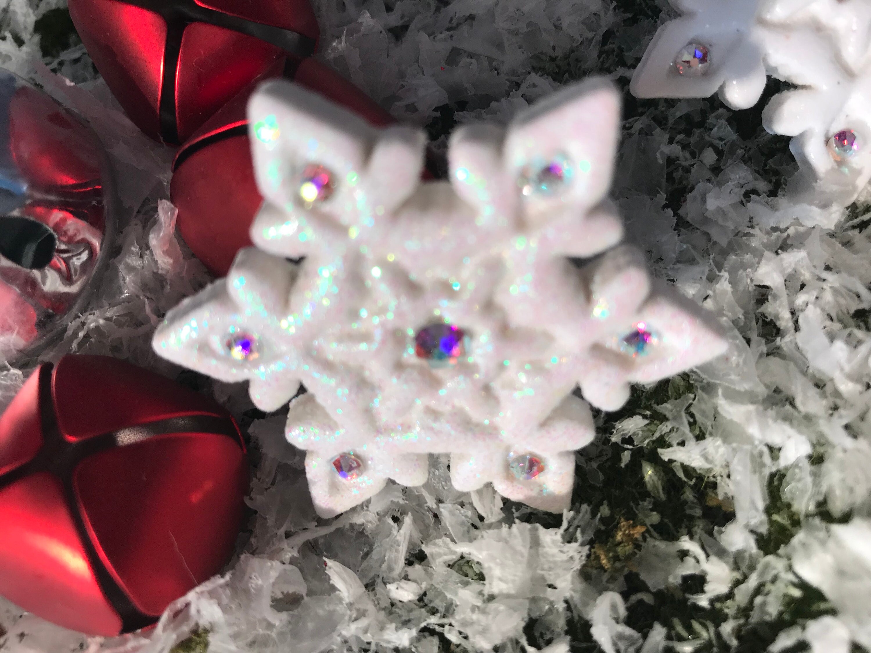 本物のスワロフスキークリスタルが輝く雪の結晶のブローチ、ピン 