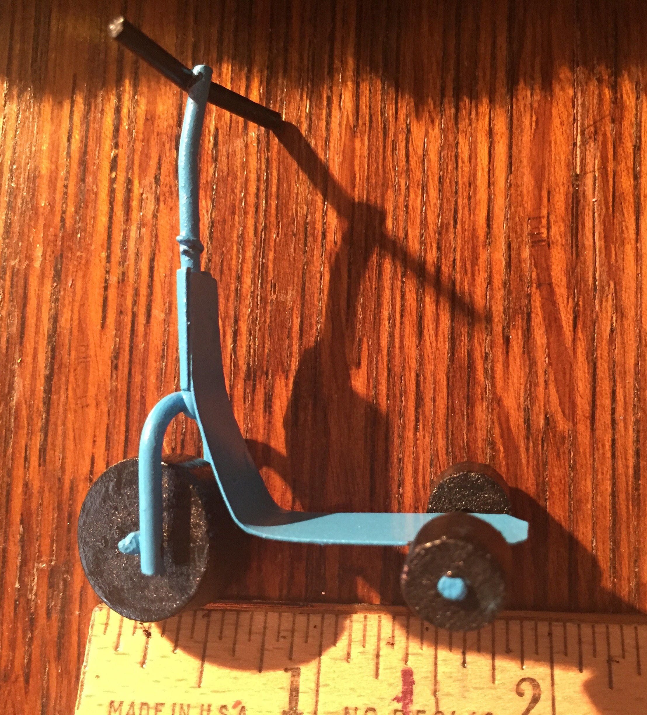 Miniatur blau Roller. Blaue Fee Garten Roller. Blauer